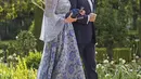 Ratu Maxima dari Belanda mengenakan gaun biru royal dari merek Italia, Luisa Beccaria, dan memilih tas clutch berwarna biru tua dari Kayu Design. [Foto: IG/love_princess_world].