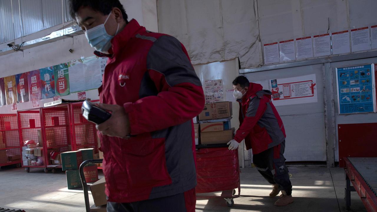 Kesibukan Kurir Paket China di Tengah Wabah Virus Corona