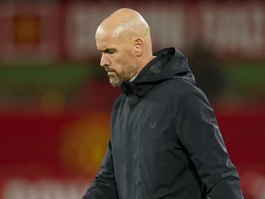Ekspresi pelatih Manchester United, Erik ten Hag (tengah) saat berjalan meninggalkan lapangan setelah laga 16 besar Carabao Cup 2023/2024 melawan Newcastle di Old Trafford, Manchester, Inggris, Kamis (02/11/2023) dini hari WIB. MU gagal melaju ke babak selanjutnya setelah kalah dengan skor 0-3. (AP Photo/Dave Thompson)