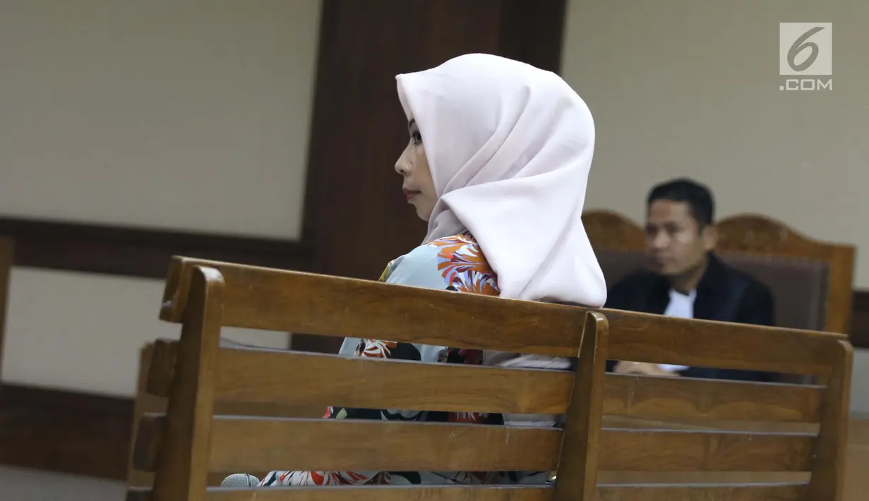 Terdakwa dugaan suap terhadap mantan anggota DPR Bowo Sidik Pangarso terkait kerja sama bidang pelayaran, Asty Winasti saat sidang pembacaan tuntutan di Pengadilan Tipikor, Jakarta, Rabu (7/8/2019). Asty dituntut 2 tahun penjara dan denda Rp 100 juta. (Liputan6.com/Helmi Fithriansyah)