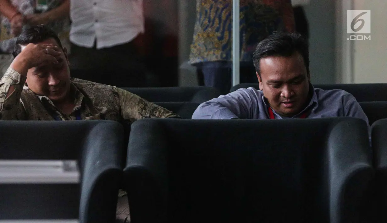 Mantan Dirut PT. Murakabi Sejahtera, Irvanto Hendra Pambudi (kanan) di ruang tunggu Gedung KPK, Jakarta, Kamis (16/11). Keponakan Ketum Partai Golkar Setya Novanto ini diperiksa sebagai saksi dugaan korupsi pengadaan e-KTP. (Liputan6.com/Faizal Fanani)