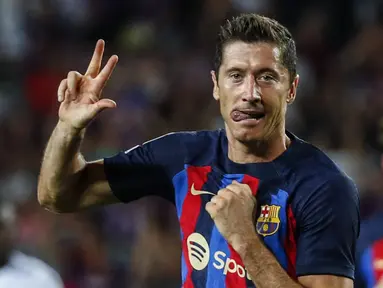 Penyerang Barcelona, Robert Lewandowski berselebrasi setelah mencetak hattrick ke gawang Viktoria Plzen pada pertandingan Grup C Liga Champions di stadion Camp Nou di Barcelona, Spanyol, Kamis (8/9/2022). Barcelona menang telak atas Viktoria Plzen 5-1. (AP Photo/Joan Monfort)