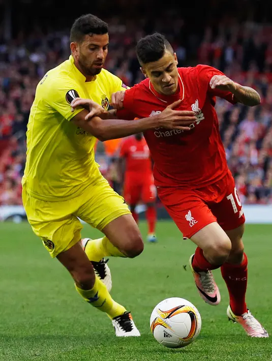Gelandang Liverpool, Philippe Coutinho (kanan) berusaha melewati bek Villarreal, Mateo Musacchio pada leg kedua liga Europa di stadion Anfield, Liverpool, Inggris, (5/6). Liverpool menang atas Villarreal dengan skor 3-0. (Reuters/Phil Noble)