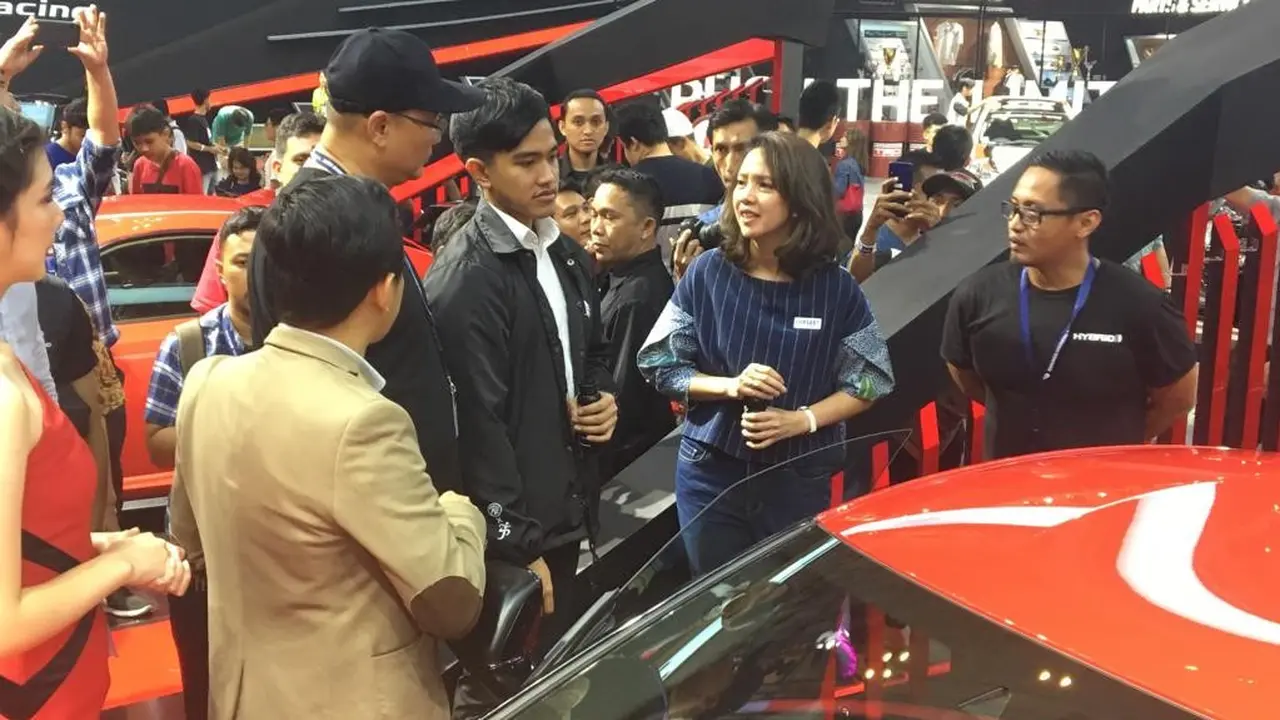 Kaesang Pangarep saat melihat Toyota GR Supra