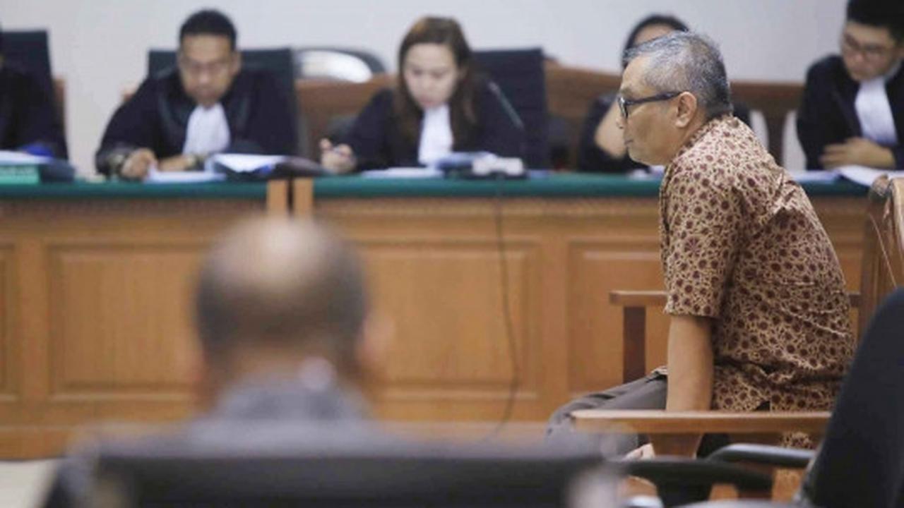 Sidang perdana Alex Usman terkait korupsi UPS