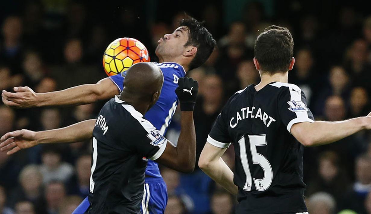 Striker Chelsea, Diego Costa, berusaha mengontrol bola melewati pemain Watford, Allan Nyom, pada laga Liga Inggris. (Reuters/Stefan Wermuth) 