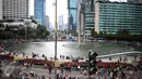 Suasana saat car free day di kawasan bunderan HI, Jakarta, Minggu (25/12). Walaupun CFD ditiadakan karena bertepatan dengan perayaan Natal. Namun, beberapa warga tetap meluangkan berolahraga. (Liputan6.com/Faizal Fanani)