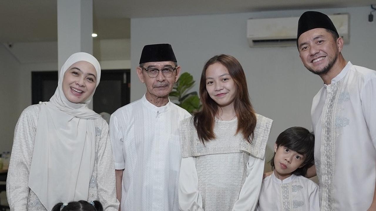 Berangkat Haji, 9 Potret Ananda Omesh Pamitan Kepada Keluarga & Sahabat Sebelum Bertolak ke Tanah Suci - Penuh Haru