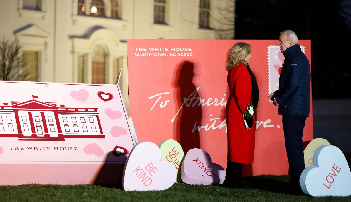 Dekorasi menampilkan sebuah amplop kayu besar berwarna merah dengan tulisan tangannya, "For America with Love". (Anna Moneymaker/Getty Images North America/Getty Images Via AFP)