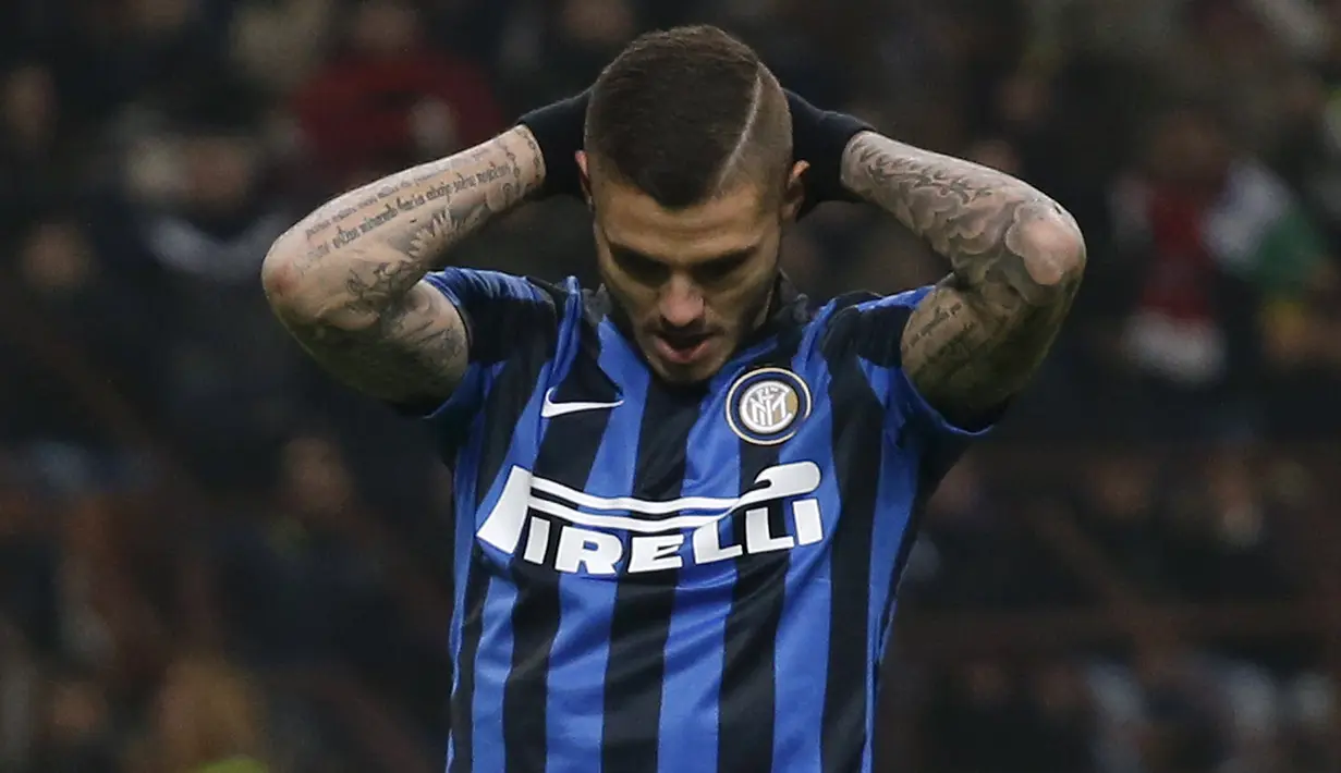 Penyerang Inter Milan, Mauro Icardi terlihat lesu usai tendangan penaltinya gagal pada lanjutan Serie A Liga Italia di Stadion San Siro, Milan (31/01/2016). AC Milan menang telak atas Inter Milan dengan skor 3-0. (REUTERS/Alessandro Garofalo)
