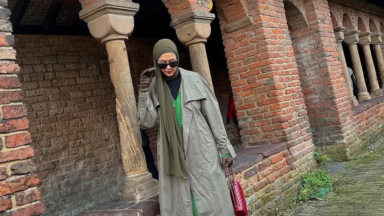 Gaya Paula Verhoeven Tampil Playful dengan Layering Saat Liburan di Belanda
