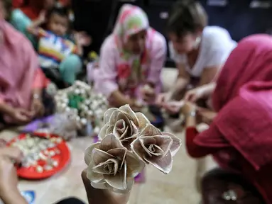 Salah satu hasil kreasi daur ulang dari kulit bawang yang dibuat oleh dua warga negara asing (WNA) di Rumah Amalia, Ciledug, Kota Tangerang, Sabtu (3/3). Kegiatan kreativitas ini dibantu ibu-ibu sekitar. (Liputan6.com/Fery Pradolo)