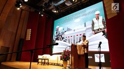 Ketua Umum PBNU Said Aqil Siradj memberi sambutan saat peluncuran buku tiga tahun Jokowi di Perpustakaan Nasional, Jakarta, Senin (6/11). Peluncuran buku tersebut bertemakan " Wujud Kerja Nyata". (Liputan6.com/Faizal Fanani)