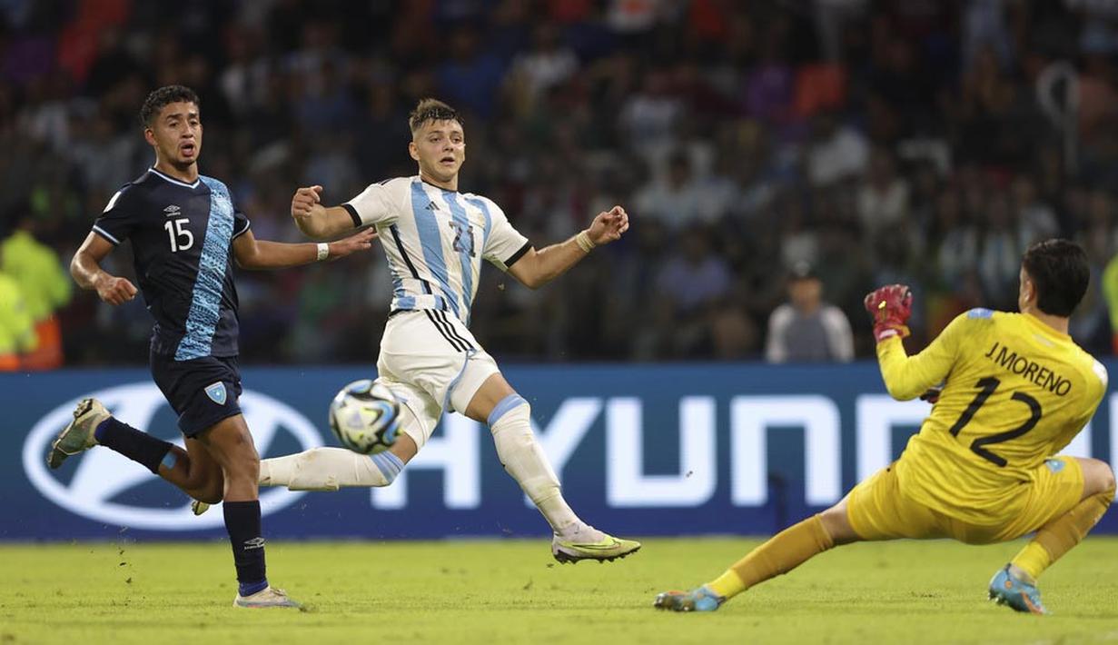 Pemian Timnas Argentina U-20, Ignacio Maestro, berusaha mencetak gol ke gawang Guatemala pada laga Grup A Piala Dunia U-20 2023 di Estadio Unico Madre de Ciudades, Rabu (24/5/2023). Argentina membungkam Guatemala tiga gol tanpa balas. (AP Photo/Nicolas Aguilera)