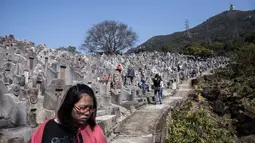 Sejumlah warga melakukan ziarah untuk menyambut festival Ching Ming dikomplek pemakaman di Hong Kong (2/4). Dalam ritual itu mereka melakukan bersembahyang dan ziarah kubur sesuai dengan ajaran Khong Hu Cu. (AFP/Dale De La Rey)