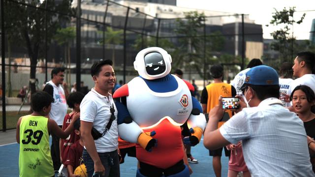Maskot FIBA World Cup 2023 JIP diajak foto bersama