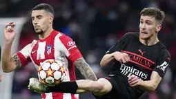 Bek Atletico Madrid Mario Hermoso berebut bola dengan gelandang AC Milan Alexis Saelemaekers pada laga kelima Grup B Liga Champions 2021/2022 di Stadion Wanda Metropolitano, Kamis (25/11/2021) dini hari WIB. AC Milan menaklukkan tuan rumah Atletico Madrid 1-0. (AP Photo/Manu Fernandez)