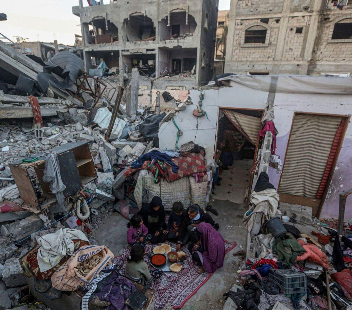 Keluarga Rabaya, yang tinggal di Rafah, Gaza selatan mengalami nasib malang saat rumah mereka hancur akibat serangan Israel. Foto:&nbsp;SAID KHATIB / AFP<br>