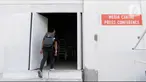 Seorang pria masuk ke dalam media center dari Stadion Rizal Memorial di Manila, Filipina, Senin (25/11/2019). Meski akan digunakan untuk ajang SEA Games 2019, kondisi ruangannya sangat memprihatinkan. (Bola.com/M Iqbal Ichsan)