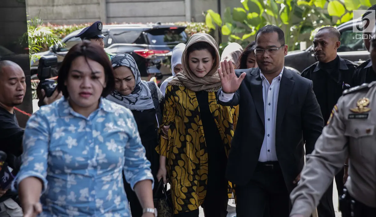 Istri Ketua DPR Setya Novanto, Deisti Astriani Tagor memenuhi panggilan KPK di Jakarta, Senin (20/11). Deisti tak mengucapkan sepatah kata dan langsung berjalan masuk untuk menjalani pemeriksaan terkait kasus korupsi e-KTP. (Liputan6.com/Faizal Fanani)