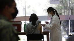 Seorang perempuan mendapat suntikan vaksin COVID-19, di Quito, Ekuador, Kamis (24/12/2021). Pemerintah Ekuador telah menyatakan vaksinasi COVID-19 wajib setelah meningkatnya infeksi dan munculnya varian baru virus corona. (AP Photo/Carlos Noriega)