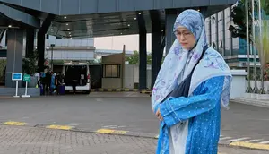 Mita The Virgin Berangkat Umrah, Penampilan Berhijab Bikin Pangling