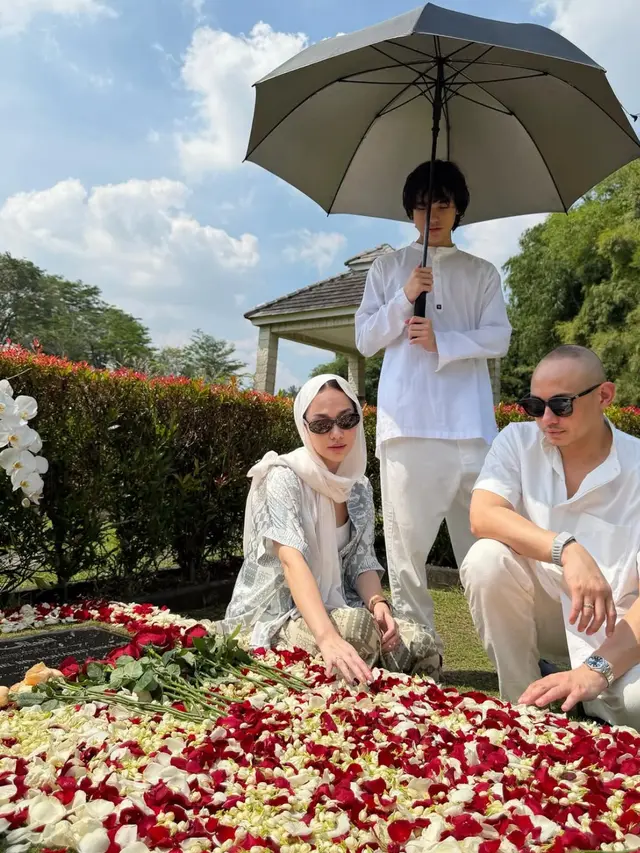 Makeup Bunga Citra Lestari Ziarah ke Makam Ashraf Sinclair. [@itsmebcl]