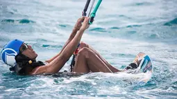 Barack Obama bersiap menjajal kite surfing saat liburan di Kepulauan Karibia, Selasa (7/2). Obama dijamu oleh miliarder Richard Branson saat berlibur di Karibia. (AP/Jack Brockway)