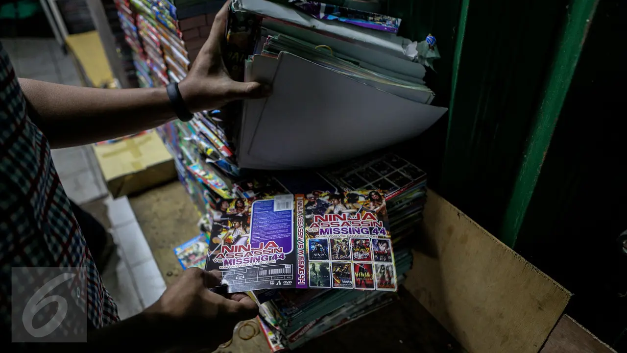 Ribuan Keping VCD dan DVD Bajakan Diamankan Saat Razia di Glodok