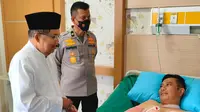 Wakil Presiden RI ke 10 dan 12, Jusuf Kalla (JK) menjenguk kapolda Jambi Irjen Rusdi Hartono di Rumah Sakit Polri Kramat Jati, Jakarta Timur, Jumat (24/02/2023). (Foto: Dokumentasi JK).