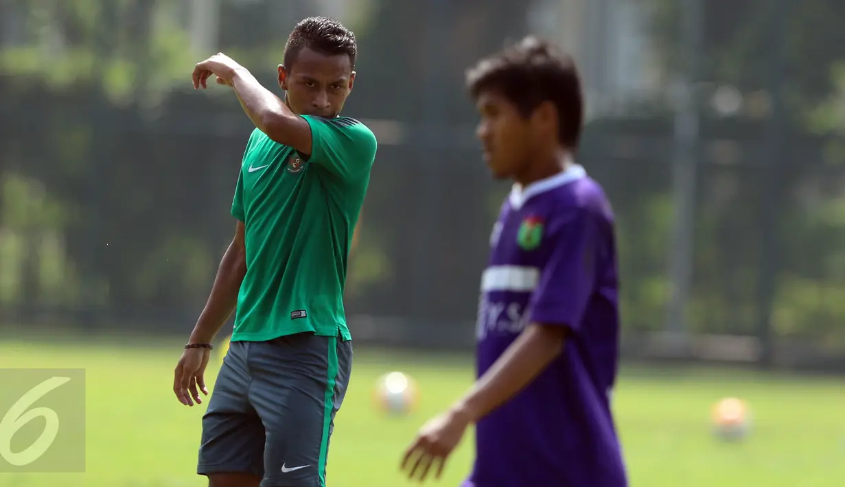 Pemain Timnas Indonesia U-22, Osvaldo Haay (kiri) mengusap wajah usai mencetak gol ke gawang Persita saat laga uji coba di Lapangan SPH Karawaci, Tangerang, Selasa (25/4). Timnas Indonesia U-22 unggul 2-1. (Liputan6.com/Helmi Fithriansyah)