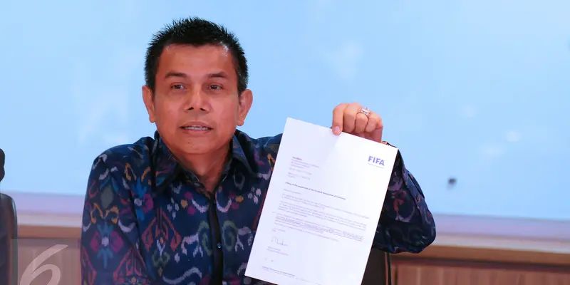 20160516-Balik dari Kongres FIFA, Waketum PSSI Hinca Panjaitan Tunjukkan Surat Pencabutan Sanksi-Jakarta