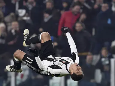 Gelandang Juventus, Hernanes, merayakan gol yang dicetaknya ke gawang Pescara pada laga Serie A di Juventus Stadium, Italia, Sabtu (19/11/2016). Juventus menang 3-0 atas Pescara. (Reuters/Giorgio Perottino)