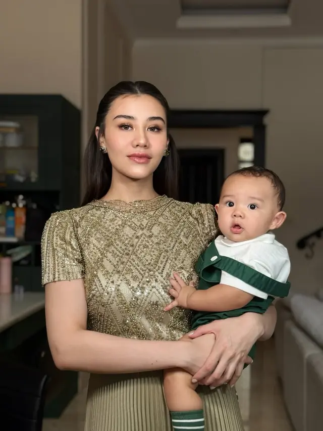 Debut Event Publik, Gaya Kompak Aaliyah Massaid & Baby Arash Kompak dengan Outfit Serasi