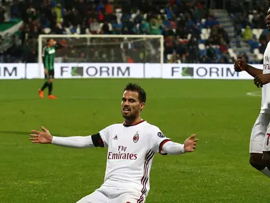 Gelandang AC Milan, Suso (kiri) melakukan selebrasi usai mencetak gol ke gawang Sassuolo pada lanjutan Liga Serie A Italia di Stadion Mapei di Reggio Emilia (5/11). Milan menang dengan skor 2-0 atas Sassuolo. (Elisabetta Baracchi / ANSA via AP)