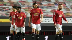 Striker Manchester United, Edinson Cavani (tengah) dan kawan-kawan tertunduk kecewa usai kebobolan gol ketiga saat melawan Liverpool dalam laga lanjutan Liga Inggris 2020/2021 pekan ke-35 di Old Trafford, Kamis (13/5/2021). Manchester United kalah 2-4 dari Liverpool. (AFP/Michael Regan/Pool)