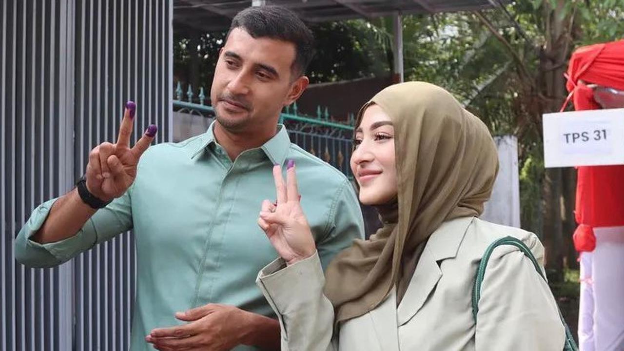 Gaya Aktor Ganteng Ini Pose Dua Jari Pamerkan Tinta Tanda Sudah Coblos Pilkada Serentak