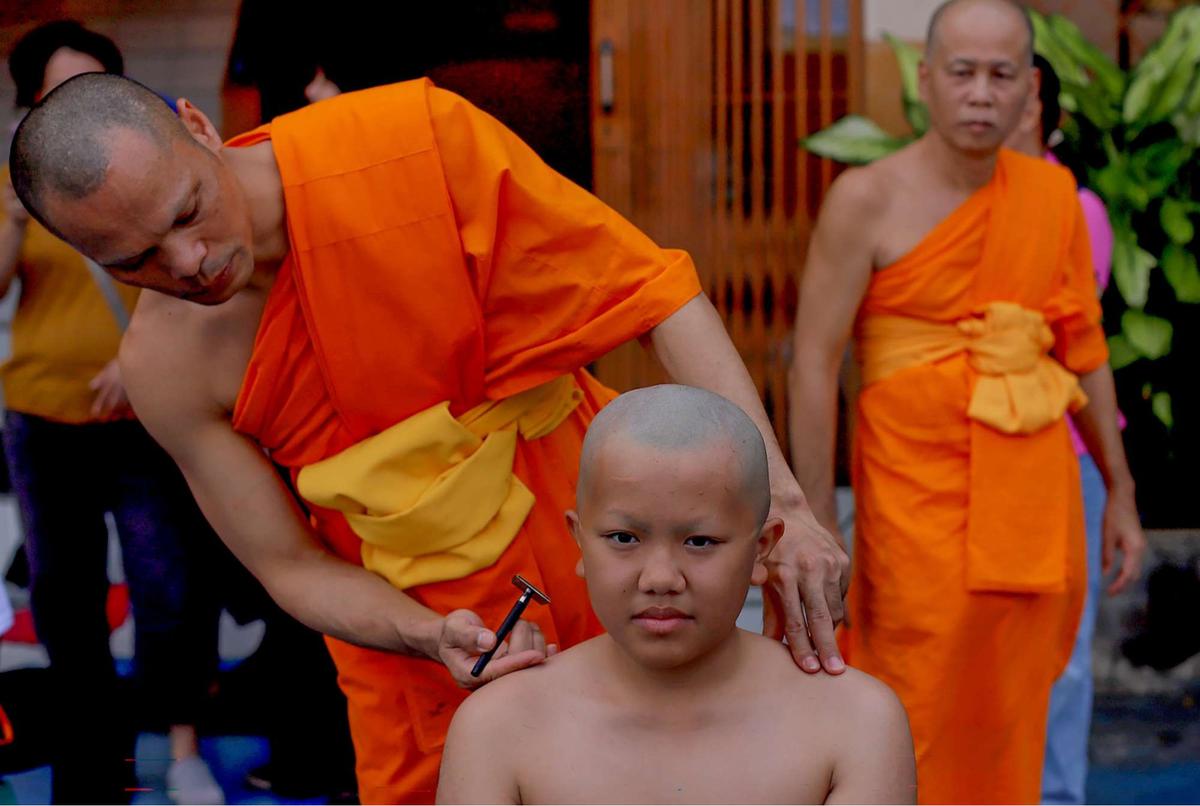 Calon Bikkhu cukur rambut jelang Pabbajja Samanera Sementara