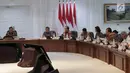 Suasana saat Presiden Joko Widodo memimpin Rapat Terbatas Evaluasi Proyek Strategis Nasional di Kantor Presiden, Jakarta, Senin (16/4). Jokowi juga meminta proyek strategis yang dimulai pada 2017 untuk segera diselesaikan. (Liputan6.com/Angga Yuniar)