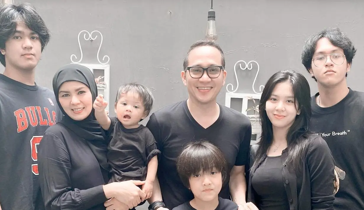 Fadli Akbar bersama anak dan istri (Instagram/superfadli)