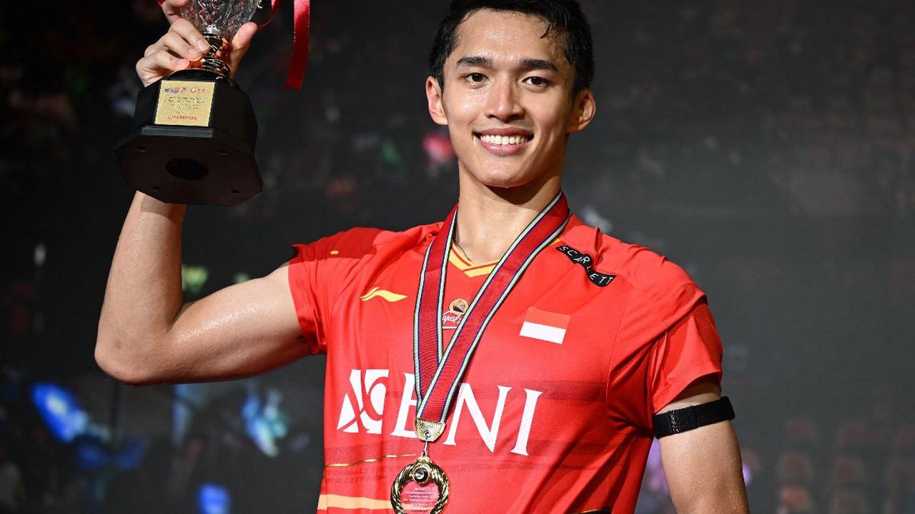 Pose Jonatan Christie mengangkat trofi setelah menjadi juara Hong Kong Open 2023.<br><br>Gelar juara Hong Kong Open ini telah melengkapi dua gelar juara turnaman di tahun 2023 selain Indonesia Masters.