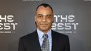 Mantan bek Brasil, Marcus Cafu berpose saat tiba menghadiri The Best FIFA Football Awards 2019 di Teatro alla Scala di Milan (23/9/2019). (AP Photo/Luca Bruno)