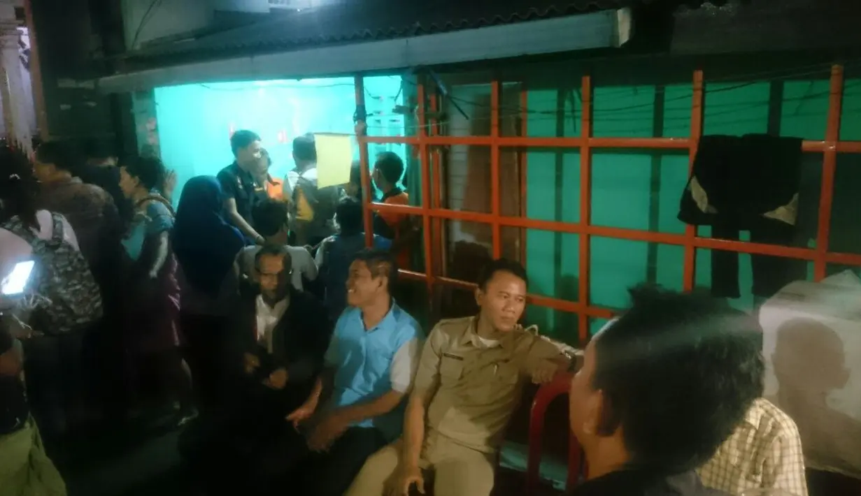 Susanasa rumah duka mulai ramai dari para pelayat. Terlihat para tetangga berdatangan untuk memberikan doa dan penghormatan terakhir. Selain dikenal dalam akting, nenek berusia 82 tahun itu juga dikenal jago menyanyi rock. (Bambang E Ros/Bintang.com)