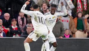 Pemain Real Madrid, Kylian Mbappe (kiri) berjoget dengan Eduardo Camavinga setelah mencetak gol ke gawang Athletic Bilbao dalam laga lanjutan Liga Spanyol 2025/2026 di Stadion San Mames, Bilbao, Spanyol, Rabu (03/12/2025). (AP Photo/Jose Breton)