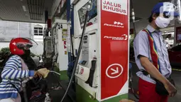Pengendara sepeda motor mengisi BBM di salah satu SPBU di Jakarta, Senin (4/1/2021). PT Pertamina (Persero) menerapkan digitalisasi pada 5.518 SPBU untuk mendukung keandalan dan suplai dalam meningkatkan layanan ke masyarakat. (Liputan6.com/Johan Tallo)