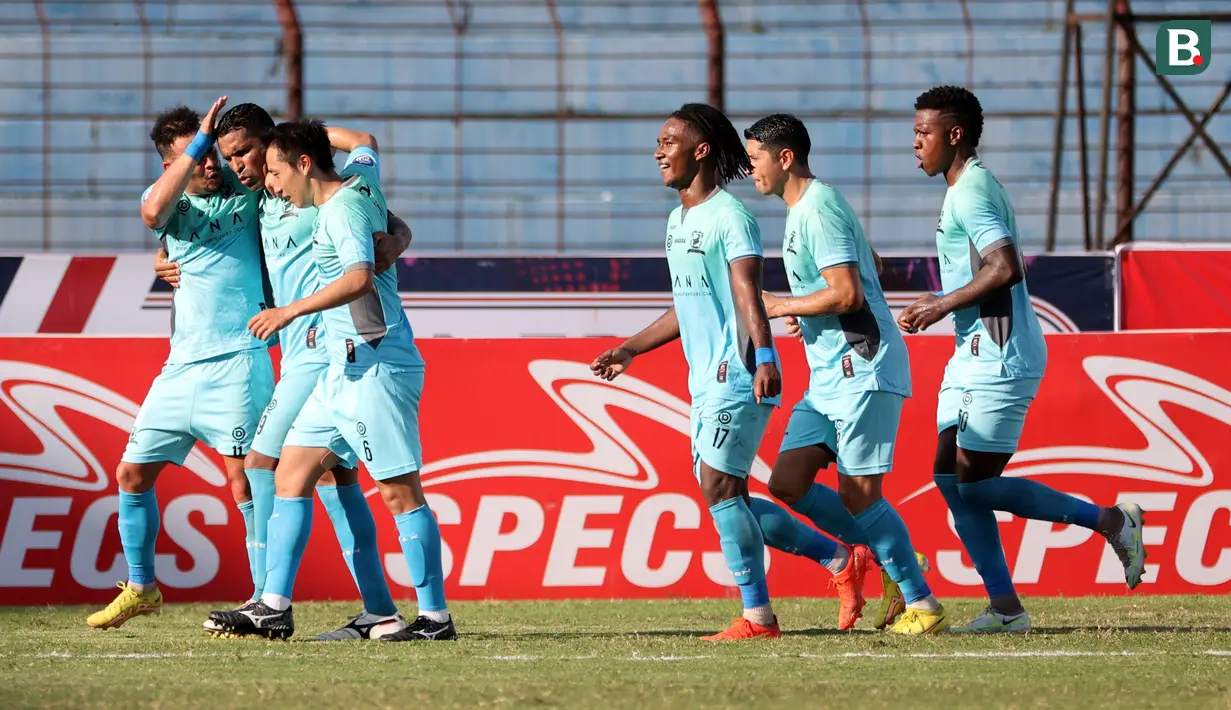 Para pemain Madura United merayakan gol pertama ke gawang Arema FC yang dicetak Alberto Goncalves melalui eksekusi penalti dalam laga pekan ke-16 BRI Liga 1 2022/2023 di Stadion Sultan Agung, Bantul, Yogyakarta, Selasa (20/12/2022) sore WIB. (Bola.com/Ikhwan Yanuar)