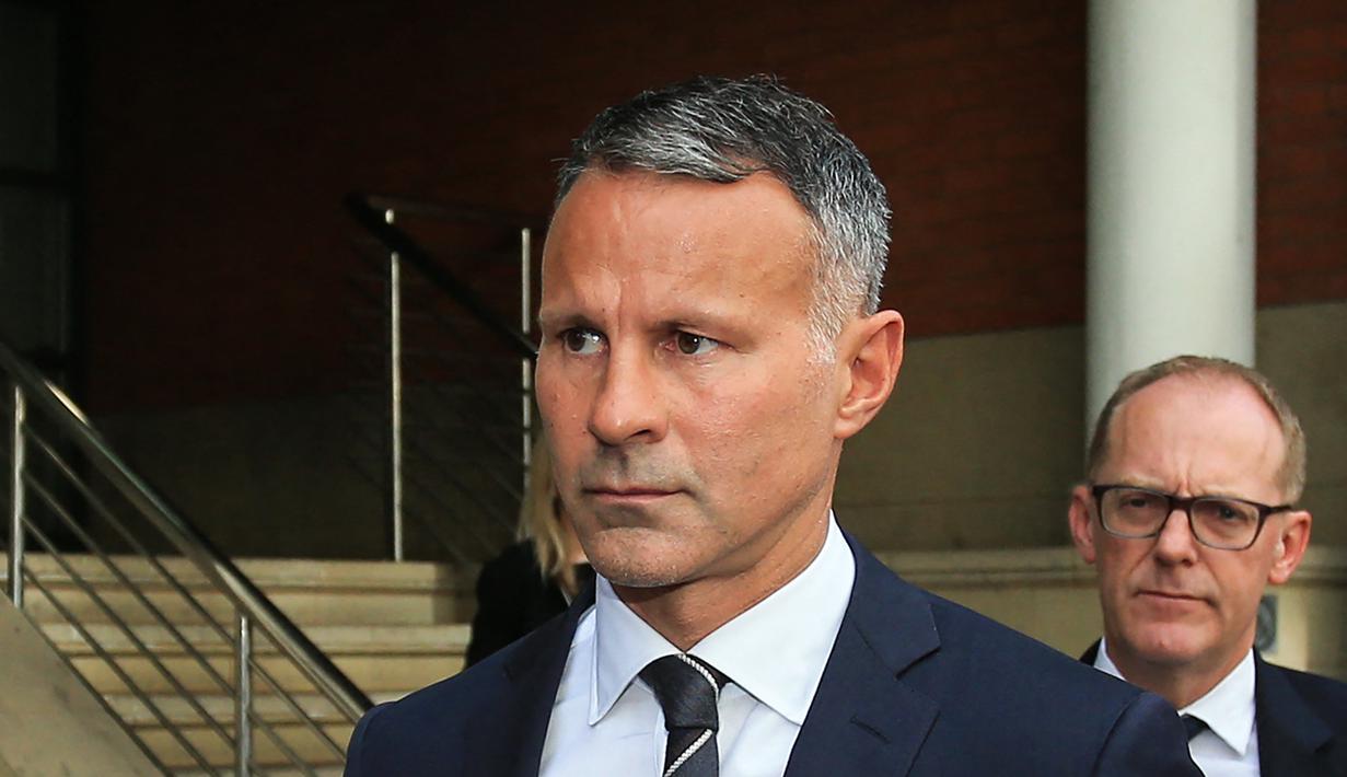 Mantan bintang Manchester United dan manajer Wales Ryan Giggs meninggalkan Pengadilan Mahkota Manchester Minshull Street setelah menghadiri persidangannya karena menyerang mantan pacarnya, di Manchester (8/8/2022). Giggs diadili atas tuduhan menyerang dan secara paksa mengendalikan mantan pacarnya, dalam kasus yang telah menjungkirbalikkan karir manajerialnya. (AFP/Lindsey Parnaby)