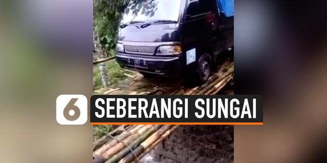 VIDEO: Mobil Pikap Lintasi Jembatan Bambu, Warganet Senam Jantung