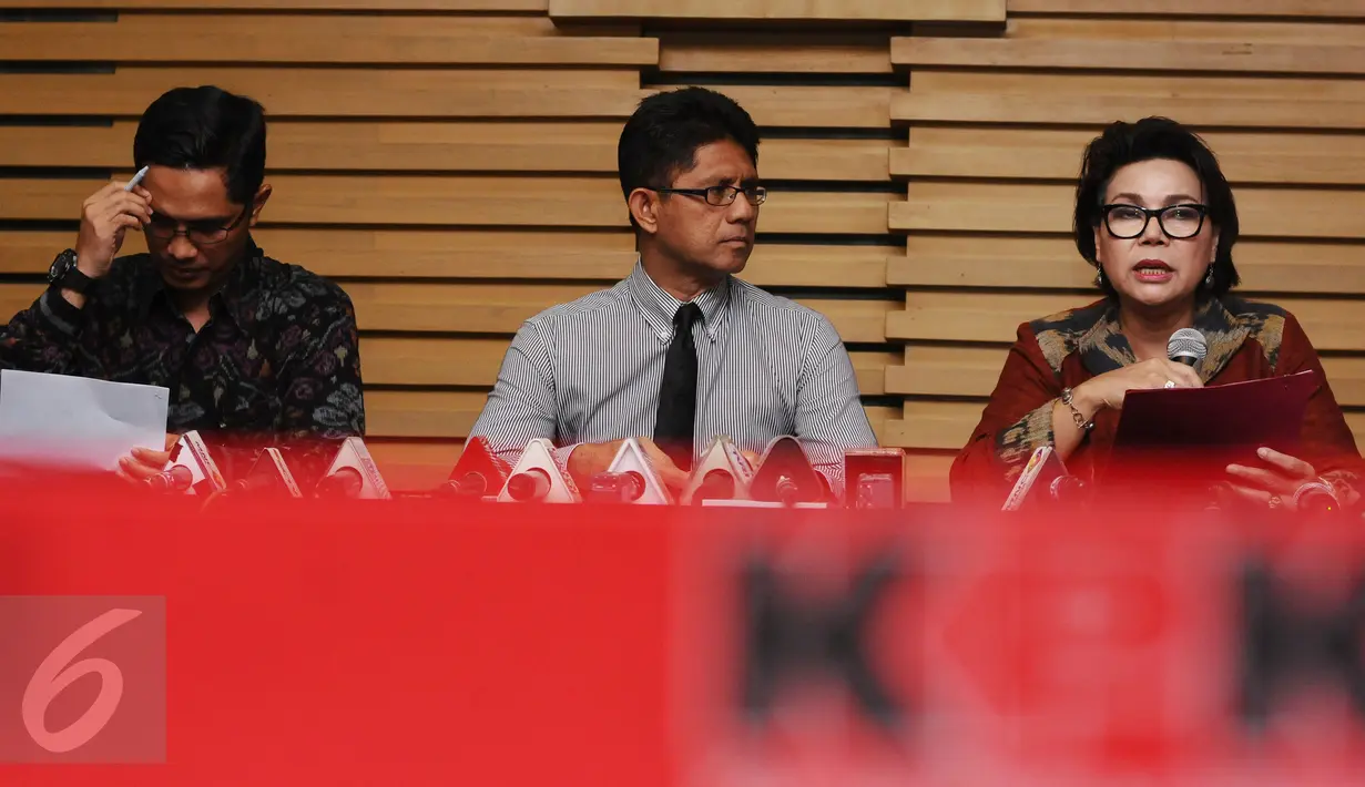 Pimpinan KPK, Basaria Panjaitan (kanan) saat memberi keterangan kasus OTT Hakim MK, Patrialis Akbar di Jakarta, Kamis (26/1). Patrialis diduga menerima suap uji materi undang-undang. (Liputan6.com/Helmi Fithriansyah)