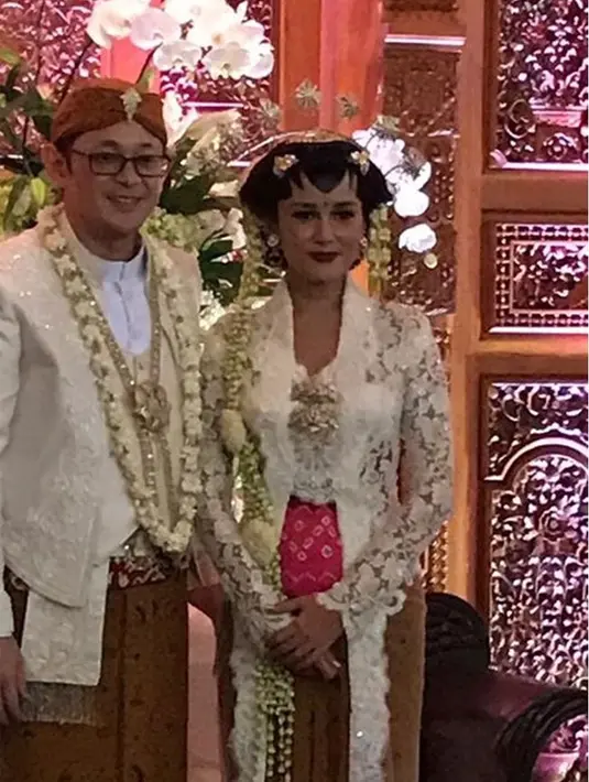 Pernikahan Titi dan Adrianto pengusaha taksi kenamaan itu berlangsung di kediaman orangtua mempelai pria. Akad nikah berjalan lancar dan khidmat mulai pukul 08.30 WIB. (dok. Instagram)